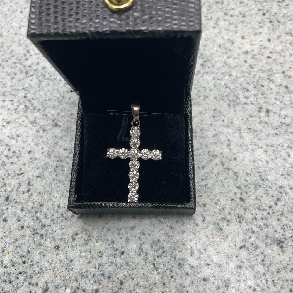 Elegant Silver Cross Pendant Necklace